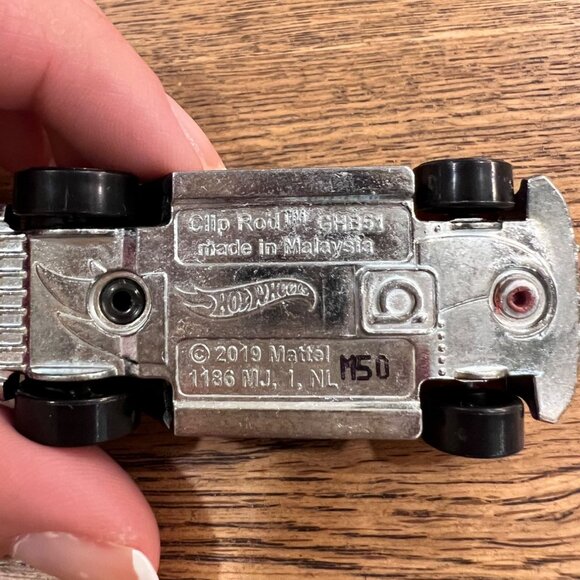 Hot Wheels 2019 Clip Rod Die-Cast Car Black/Red With Gold Accents - Picture 5 of 5